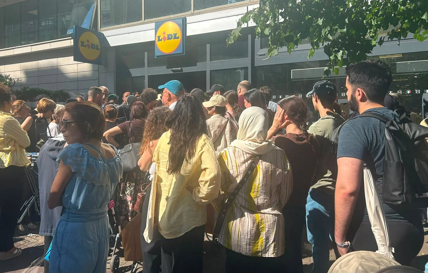 File d'attente devant un Lidl à Levallois-Perret pour acheter un climatiseur pendant une vague de chaleur